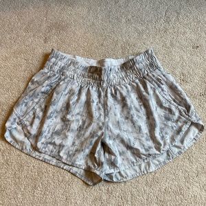 Lululemon Tracker 4” Size 10 Grey and White Short